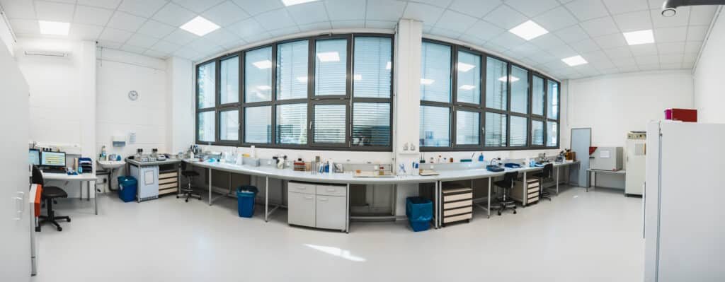 Novum Analytik GmbH Labor Innenansicht - Moderne Laborausstattung