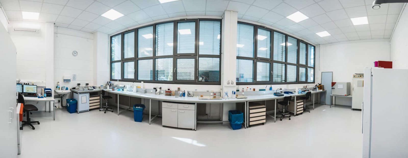 Novum Analytik GmbH Labor Innenansicht - Moderne Laborausstattung